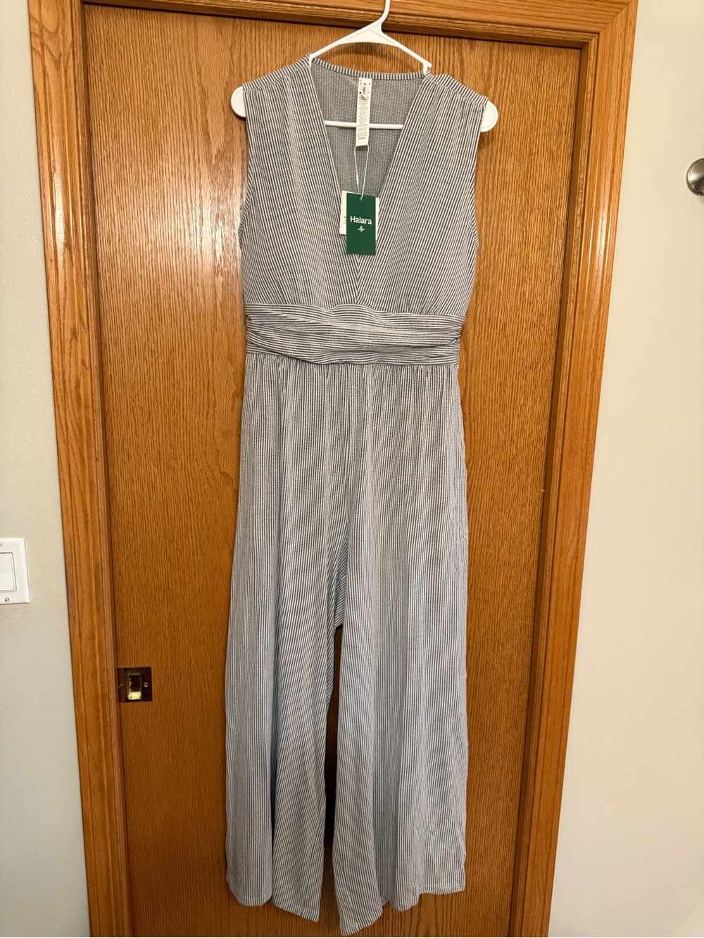 NWT HALARA Gray Textured Wide-Leg V-Neck Jumpsuit - Picture 2 of 7
